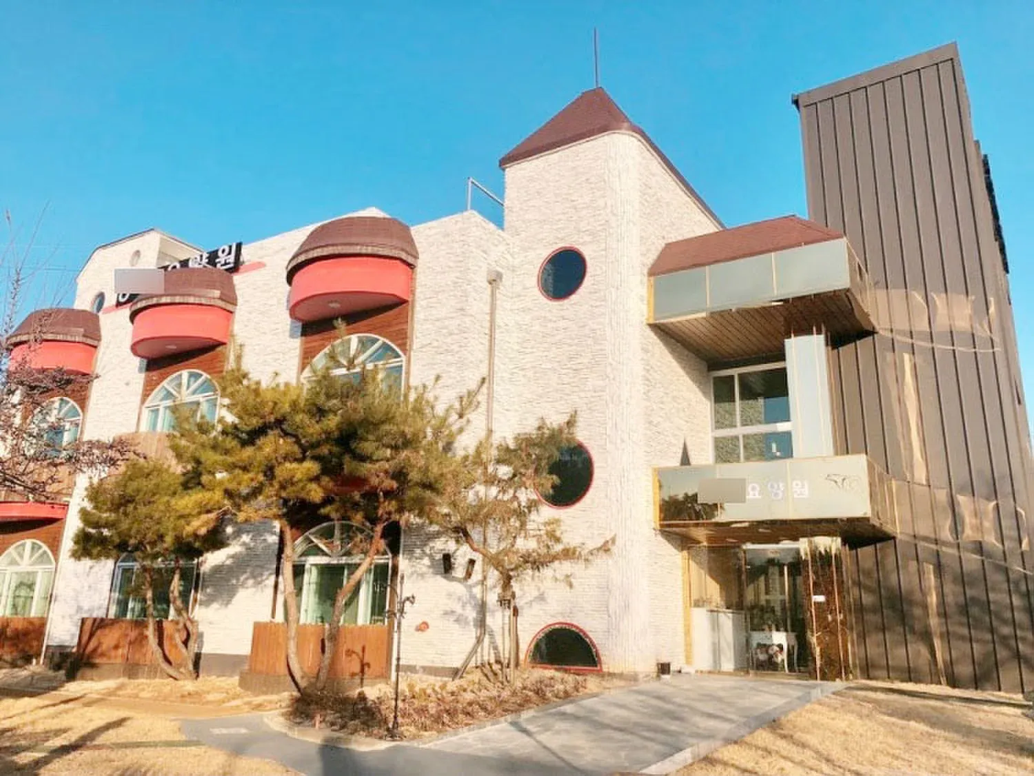 이온히팅 설치 사례의 요양원 건물 외관, 3층 규모